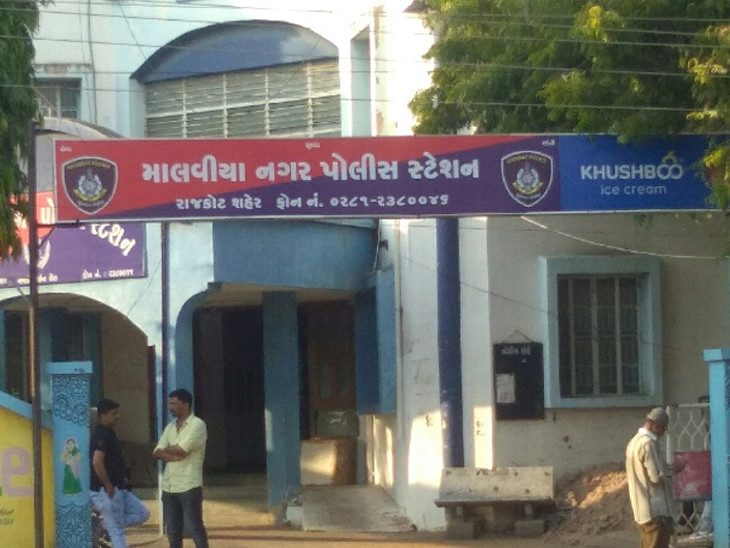રાજકોટમાં ગેરકાયદે વ્યાજે પૈસા આપી પૈસા પચાવી પાડવાના ગુનામાં ભૂપત ભરવાડ સામે વધુ એક ગુનો નોંધાયો, છેલ્લા 7 દિવસમાં 3 ગુના નોંધાયા|રાજકોટ,Rajkot - Divya Bhaskar