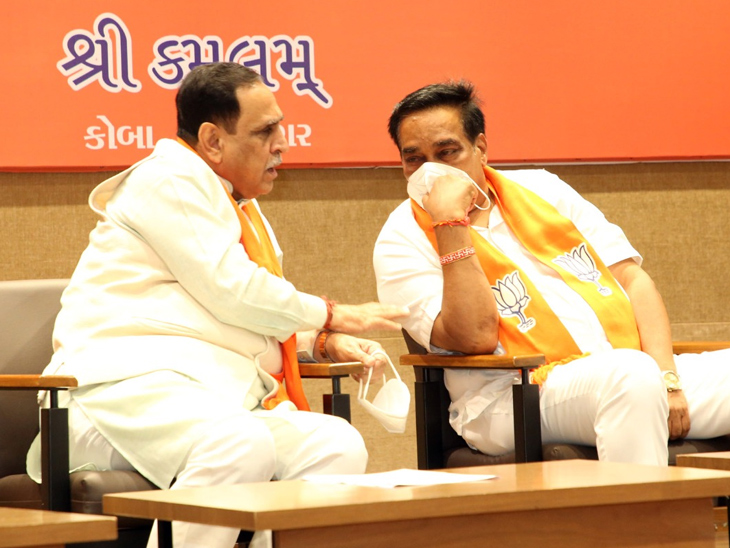 કૉંગ્રેસમાંથી ભાજપમાં આવેલાને ટિકિટ આપવાના મામલે પણ સી.આર.પાટીલે વિરોધનો સૂર વ્યક્ત કર્યો હતો.
