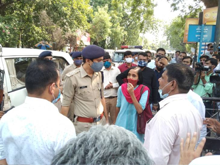 DCP પ્રેમસુખ ડેલુએ સ્થળ પર આવીને મામલો થાળે પાડ્યો હતો.