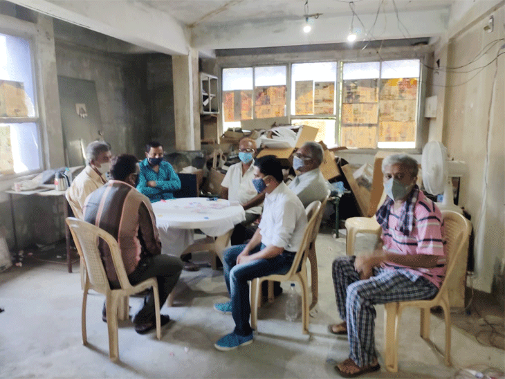 શોપમાં કેસિનોની જેમ બેસવા, કોઈન સહિતની વ્યવસ્થા હતી
