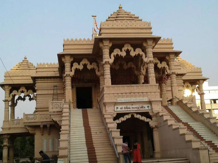 વરાછાના ઉમિયાધામ મંદિરમાં ભાવિકોને નિયમો સાથે દર્શન આપવામાં આવશે.