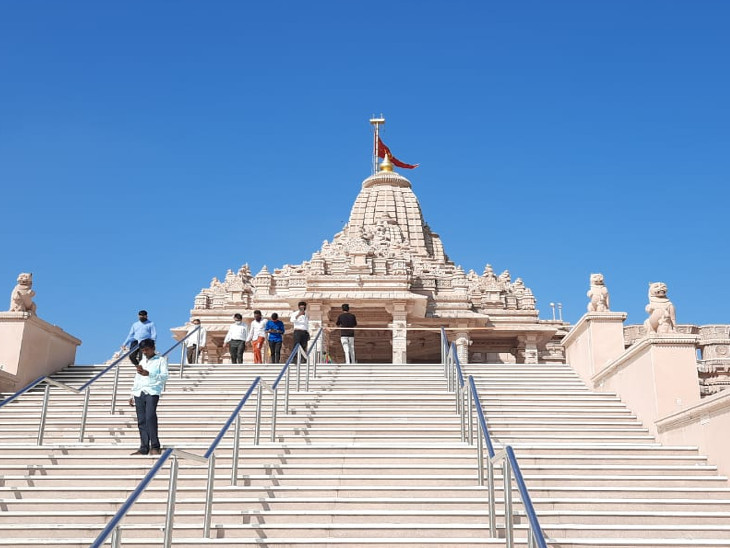 ખોડલધામ મંદિરમાં નવરાત્રિના નવે નવ દિવસ યજ્ઞનું આયોજન કરવામાં આવ્યું છે