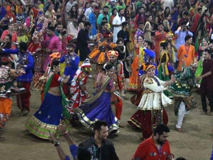 રાજકોટમાં ગરબા રમતા ખેલૈયાઓ