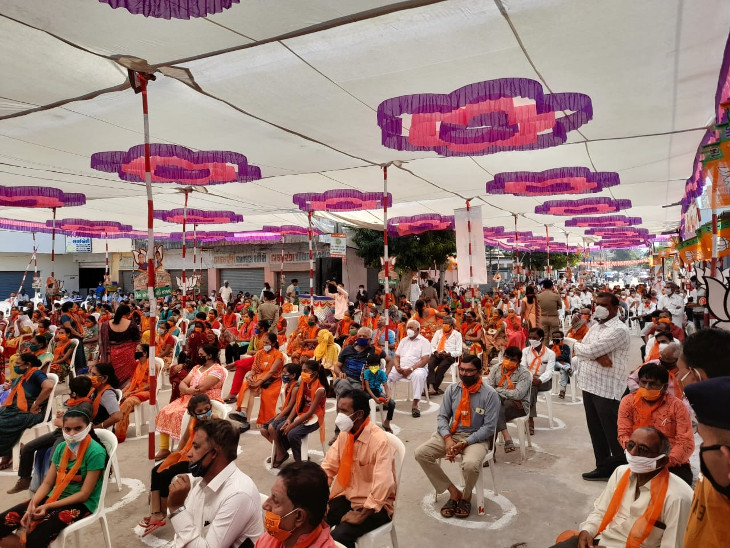 બે ખુરશી વચ્ચે અંતર રાખી સભા યોજાઇ