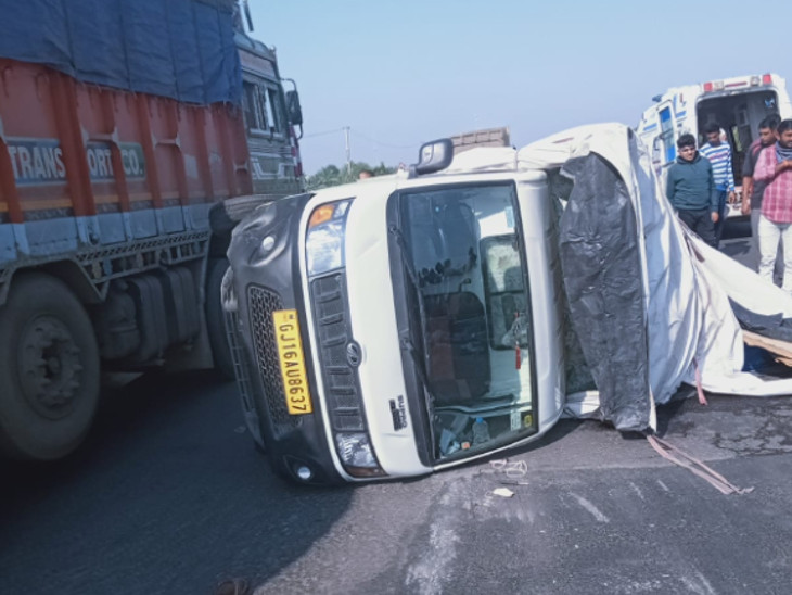 અકસ્માતગ્રસ્ત પીકઅપ વાન અને ટ્રક