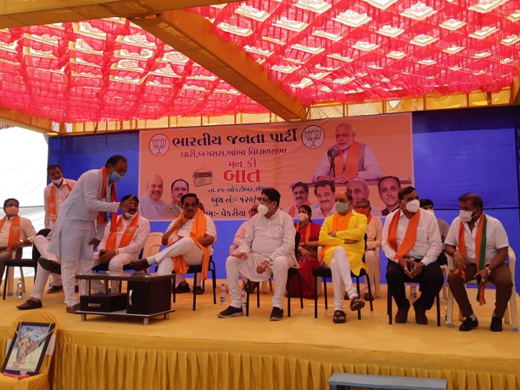 સભાસ્થળે સ્ટેજ પર ભાજપના નેતાઓ દો ગજ કી દૂરી ભૂલ્યાં