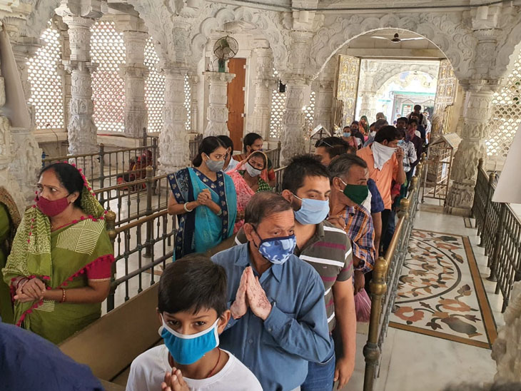 શ્રીફળ પ્રસાદ લઇને પગપાળા આવેલા શ્રદ્ધાળુ