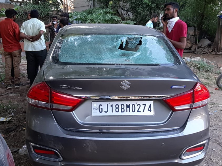 હુમલામાં કારના કાચ તૂટી ગયા હતા