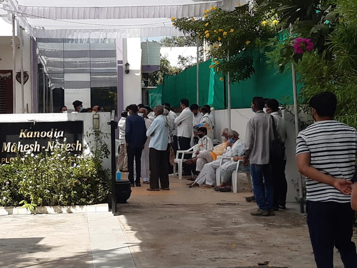 નરેશ કનોડિયાના નિધના સમાચાર બાદ સગાઓ તેમના ઘરે ભેગા થઈ ગયા હતા