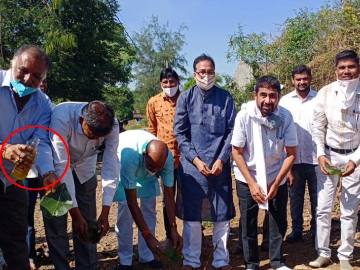 ખાતમુહૂર્તમાં દારૂથી અભિષેક કરાતાં ભાજપના સાંસદ મનસુખ વસાવા નારાજ.