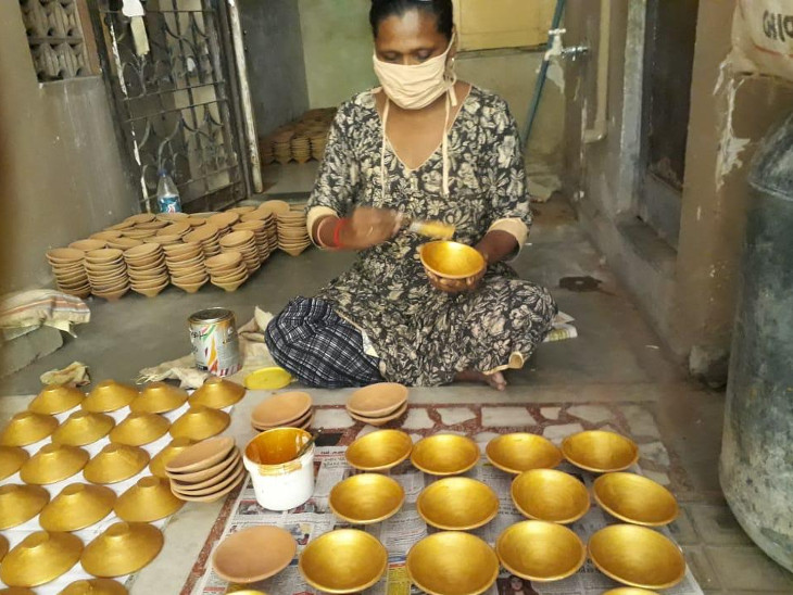દીવડાઓ પેઇન્ટ કરાવી 200 જેટલી મહિલાને રોજગારી આપવામાં આવી.
