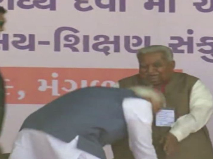 અડાલજસ્થિત અન્નપૂર્ણાધામના લોકાર્પણ સમારોહ દરમિયાન નરેન્દ્ર મોદી પૂર્વ મુખ્યમંત્રી કેશુભાઈ પટેલને પગે લાગ્યા હતા અને બાપાને ભેટી પડ્યા હતા.