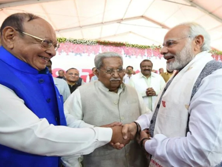 વિજય રૂપાણીના શપથ સમારોહની આ તસવીર કાયમી યાદી બની જાય એવી છે. ગુજરાતના ત્રણ પૂર્વ મુખ્યમંત્રી અને ભાજપને મજબૂત બનાવવામાં સાથે રહેનાર એકસાથે આનંદિત મુદ્રામાં જોવા મળ્યા હતા.