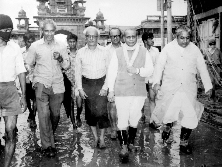 મચ્છુ હોનારત બાદ બાબુભાઈ જશાભાઈ પટેલ સાથે પૂર્વ મુખ્યમંત્રી કેશુભાઈ પટેલ મોરબી પહોંચ્યા હતા.