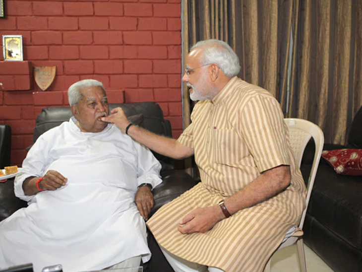 2012ની વિધાનસભાની ચૂંટણીમાં ભાજપનો વિજય થયા બાદ નરેન્દ્ર મોદી પૂર્વ મુખ્યમંત્રી કેશુભાઈ પટેલને મળવા પહોંચ્યા હતા અને મીઠાઇ ખવડાવી હતી.