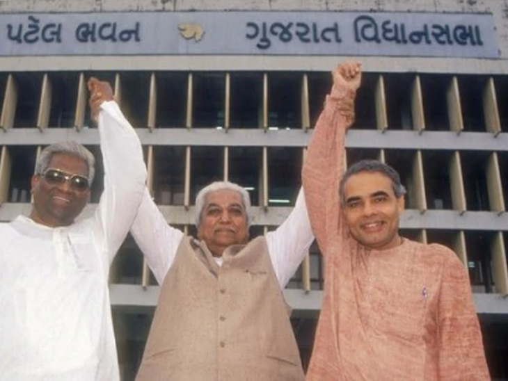 1995માં ગુજરાતમાં જ્યારે ભાજપનો વિજય થયો ત્યારે વિધાનસભાની બહાર કાશીરામ રાણા, કેશુભાઈ પટેલ અને નરેન્દ્ર મોદીએ વિજયી મુદ્રામાં તસવીર ખેંચાવી હતી.