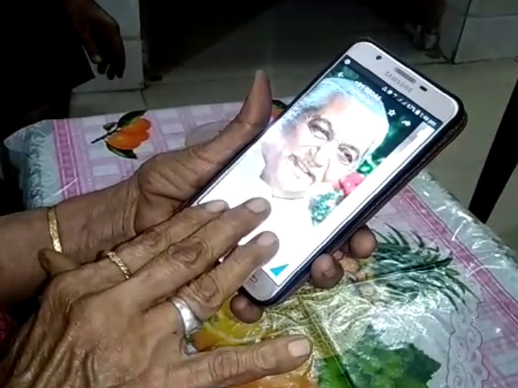 કેશુબાપાનો મોબાઈલમાં ફોટો જોઈ ગંગાબેન ગળગળાં થઈ ગયાં.