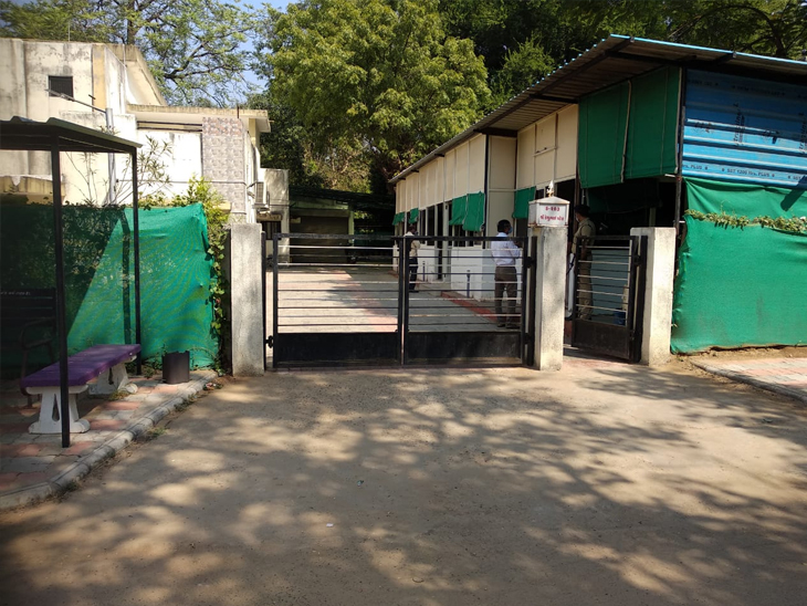 સ્વ. કેશુભાઈ પટેલની ઘરની બહાર સુમસામ માહોલ.