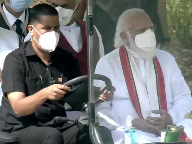 આરોગ્ય વનની મુલાકાત લઈ રહેલા PM મોદી.