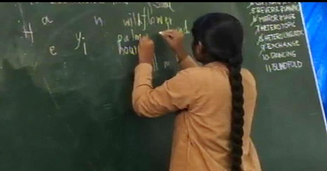 એકસાથે બન્ને હાથે લખી શકે છે આ છોકરી, ટેલન્ટ એવું કે લોકો જોતા રહે