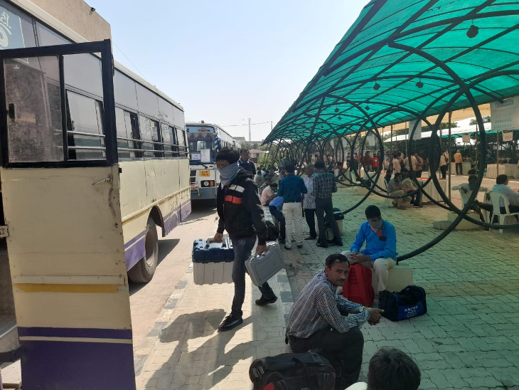 મોરબીમાં ચૂંટણી સ્ટાફને મતદાન મથકે રવાના કરાયો