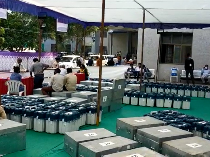 EVM અને વીવીપેટ ડિસ્પેચ કરાયા