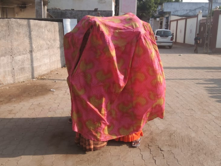 ઓજલમાં જ રહીને મહિલાઓએ મતદાન કર્યું