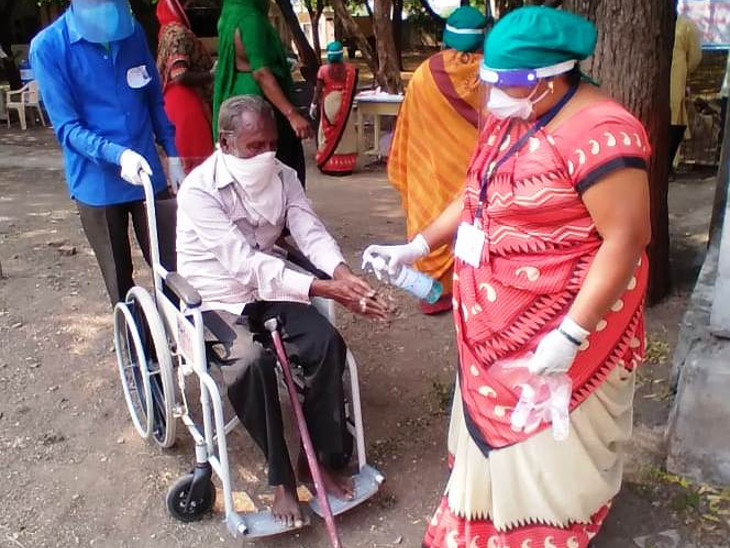 મતદામ મથકે આવનાર દિવ્યાંગોના હાથ સેનિટાઈઝ કરવામાં આવ્યા