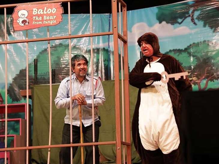 'મોગલી બલ્લુ, ટનાક ટુંમ ટુંમ'ના નાટક દરમિયાન આશિષ કક્કડ તથા અર્ચન ત્રિવેદી