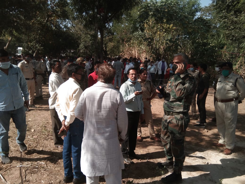 આર્મીના જવાનો ઘટનાસ્થળે.