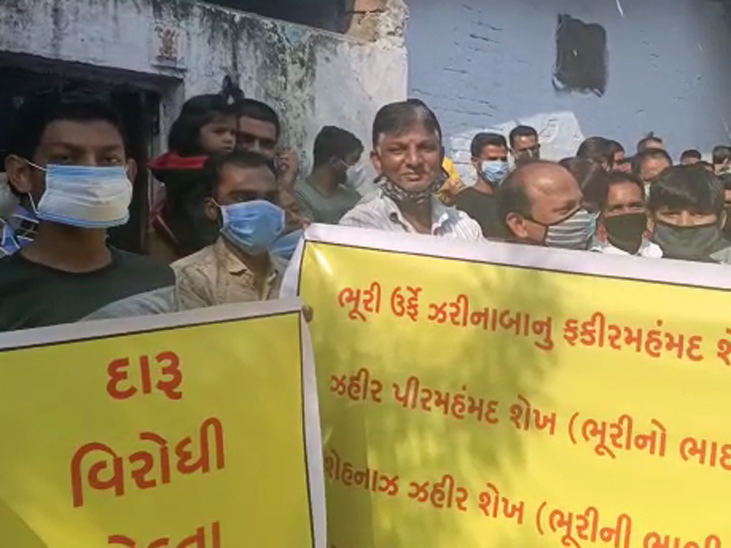 ત્રણેય ચાલી ના લોકોએ બુટલેગરોમાં નામ સાથે બેનરો છપાવી વિરોધ પ્રદર્શન કર્યું