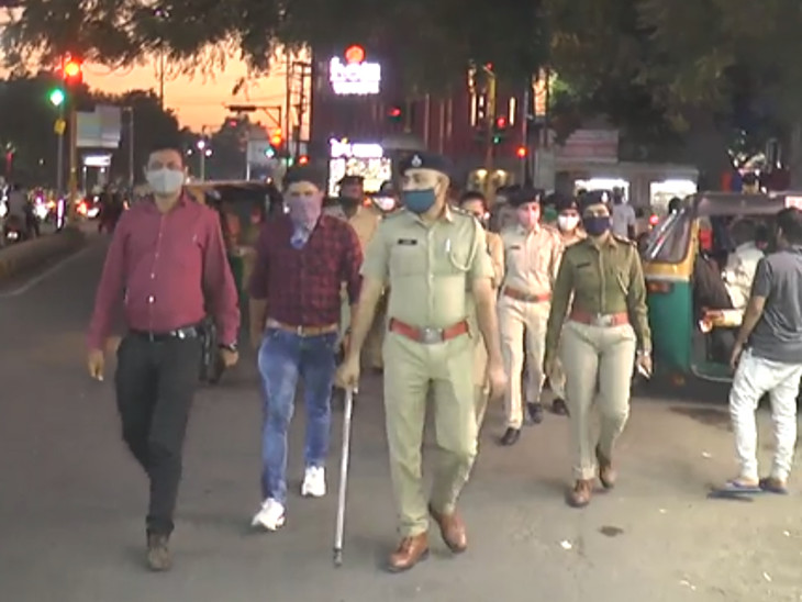 પોલીસે બજારમાં કોરોનાની ગાઈડલાઈનના પાલન માટેના પોસ્ટર લગાવ્યા છે