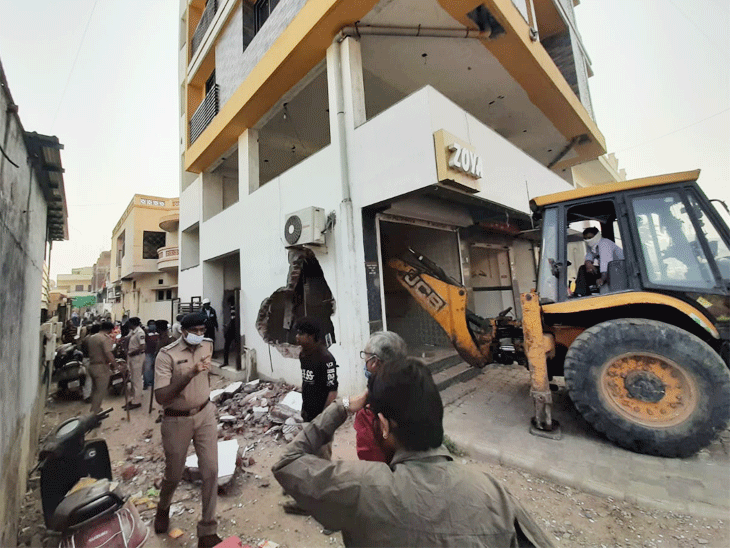પોલીસના ચૂસ્ત બંદોબસ્ત વચ્ચે ચાર માળના બિલ્ડિંગના ડિમોલિશનની કામગીરી થઈ