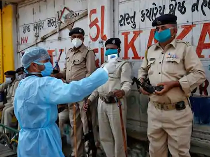 અનેક પોલીસ અધિકારી અને પોલીસ જવાનો હાલ ક્વોરન્ટીન થઈ ગયા છે.