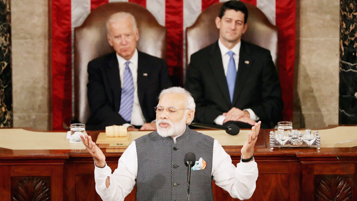 भारत के प्रधान मंत्री नरेंद्र मोदी ने संयुक्त राज्य में ओबामा प्रशासन के दौरान 2016 में वाशिंगटन में संसद के संयुक्त सत्र को संबोधित किया। तस्वीर में पीछे, तत्कालीन उप-राष्ट्रपति जो बिडेन (अब नव निर्वाचित राष्ट्रपति) और हाउस स्पीकर पॉल रयान चुपचाप पीएम मोदी को सुन रहे हैं।