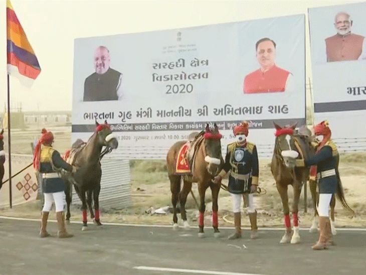 ધોરડોના સફેદ પણમાં અમિત શાહને આવકારતા હોર્ડિંગ્સ લાગ્યા છે