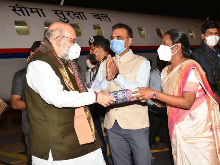 અમિત શાહ બુધવારે મોડી રાત્રે BSFના વિશેષ વિમાનમાં ભુજ એરપોર્ટ પહોંચ્યા હતા.