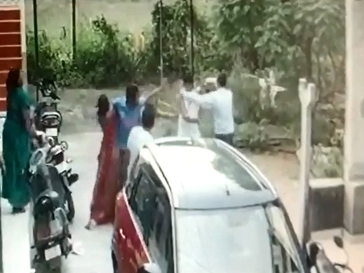 મારામારીના દ્રશ્યો CCTVમાં કેદ થઇ ગયા હતા