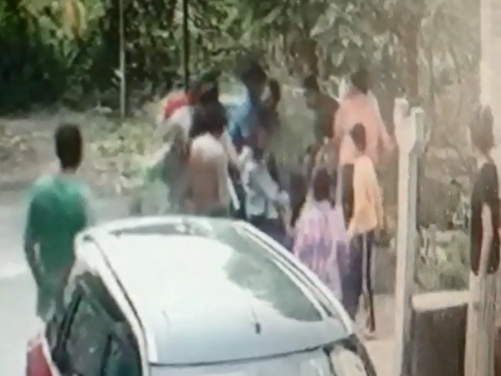 લોકોએ મળીને યુવાનને ઢોર માર માર્યો