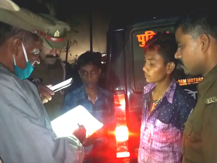 ગ્રામજનો સાથે પૂછપરછ કરતી પોલીસ.