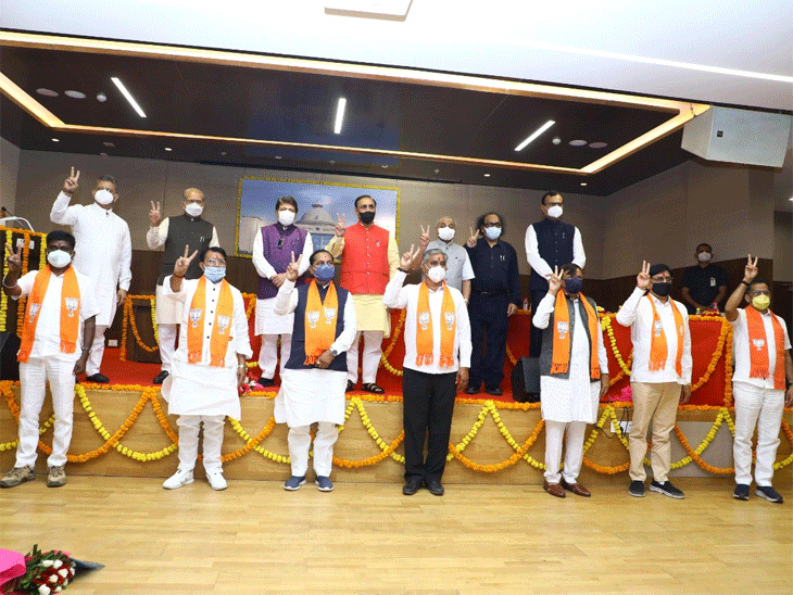 શપથવિધિ બાદ વિજય મુદ્રામાં શપથ લેનારા ધારાસભ્યો અને મુખ્યમંત્રી સહિતના મંત્રીઓ