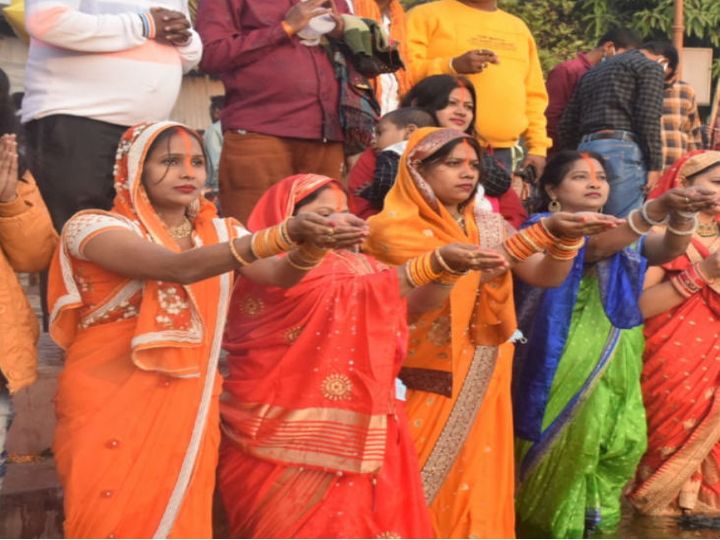 યુપીના ગોરખપુરમાં સવારે અર્ધ્ય આપી રહેલી મહિલાઓ.