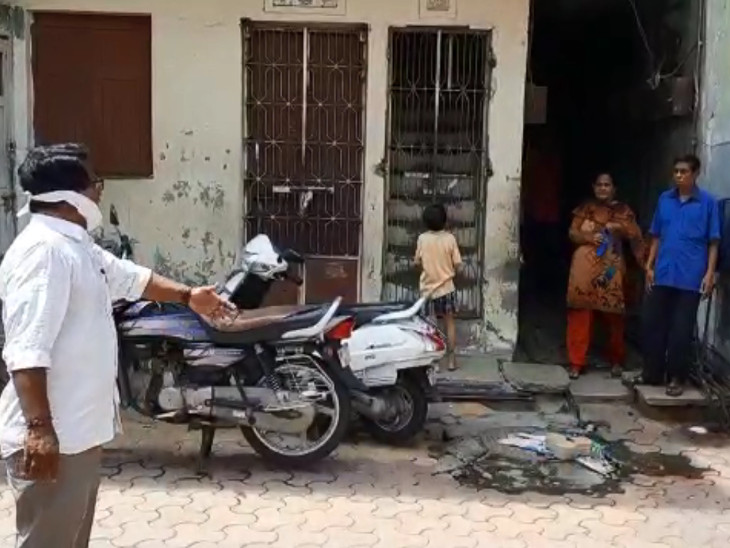 લોકોના કોરોના ટેસ્ટ કરાવવા જાગૃત કરે છે.