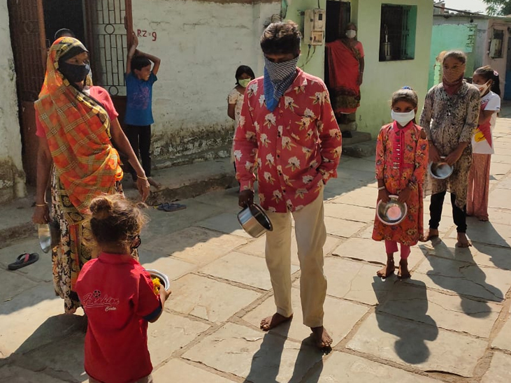 ફૂટપાથ પર રહેતા લોકોને પુલાવનું વિતરણ કરવામાં આવ્યું હતું