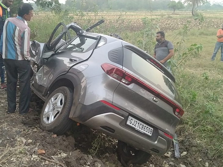 પૂરપાટ ઝડપે જતી કાર ઝાડ સાથે અથડાઈ હતી