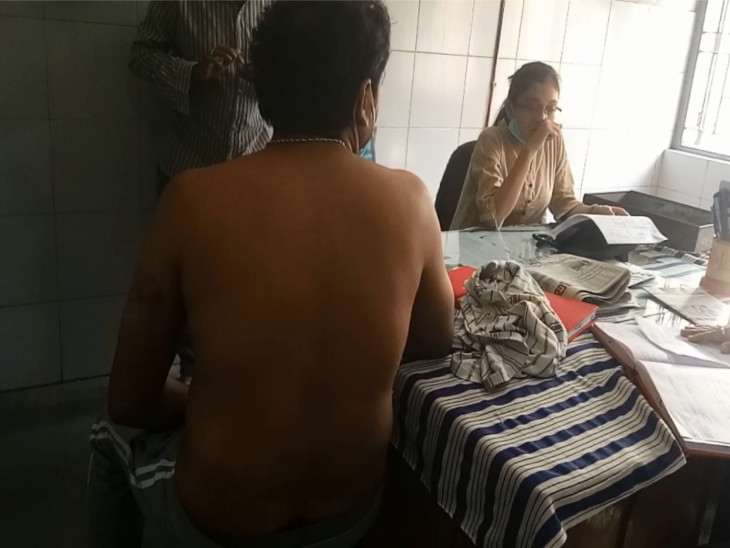 માર માર્યો છતાં 1000 રૂપિયાનો દંડ પણ ભર્યો.