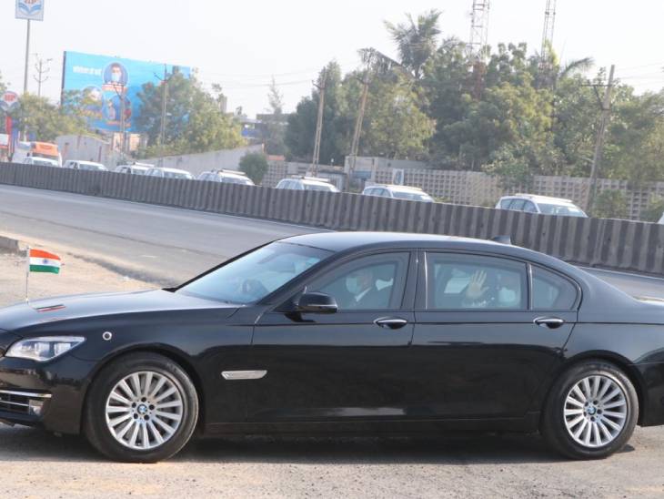બ્લેક BMW કારમાં PM મોદી ઝાયડસ પહોંચ્યા