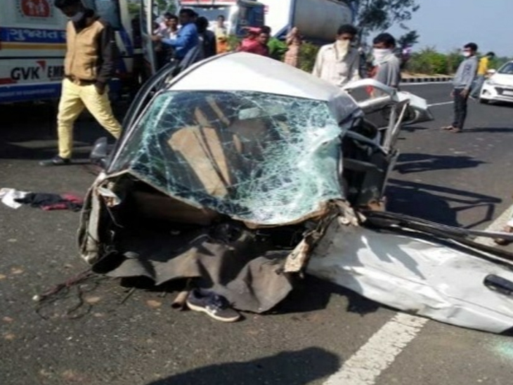 કારનો અકસ્માત થતાં કારના બે ટુકડા થઈ ગયા હતા.