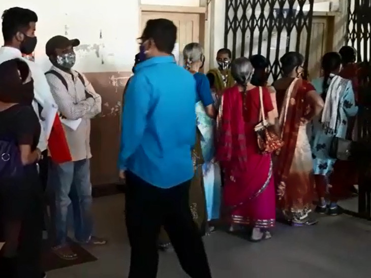 રોજ ધક્કા ખવડાવતા મહિલાઓમાં રોષ ફેલાયો