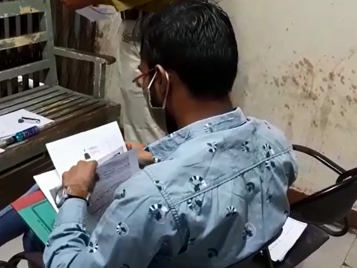 ઓફિસમાં ફરજ બજાવતા કર્મચારીઓ સર્વર ડાઉન હોવાનું જણાવે છે